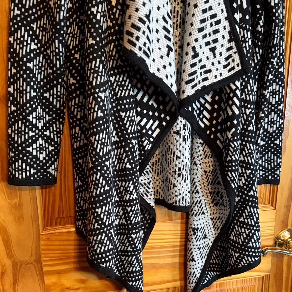 Bar lll Black and White Geometric Open-Front Draped Cardigan - Picture 4 of 7